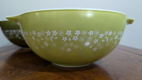 Vintage Pyrex Avocado Green Crazy Daisy Cinderella 3 Mixing Bowls - Picture 4 of 12