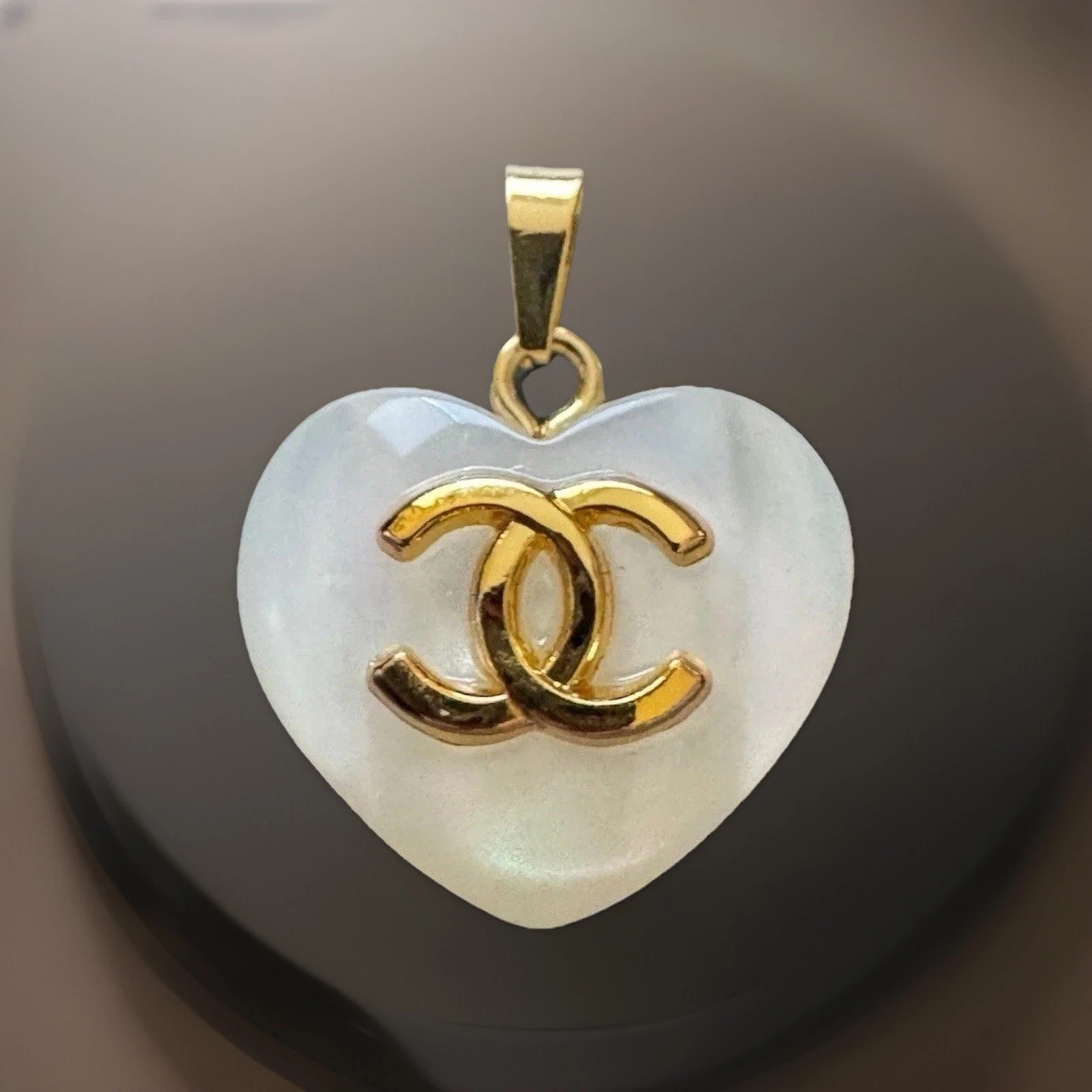 NUOVO ciondolo Chanel CC oro perle iridescenti cuore 20 mm