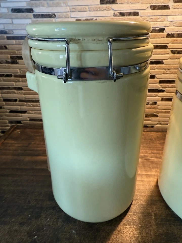 3 PIECE WHITE CANISTER SET  WITH AIR TIGHT LOCKING LIDS - Image 4 of 4