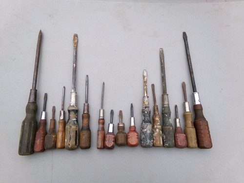 Lot of 16 Wooden Handled Screwdrivers Vintage Tools