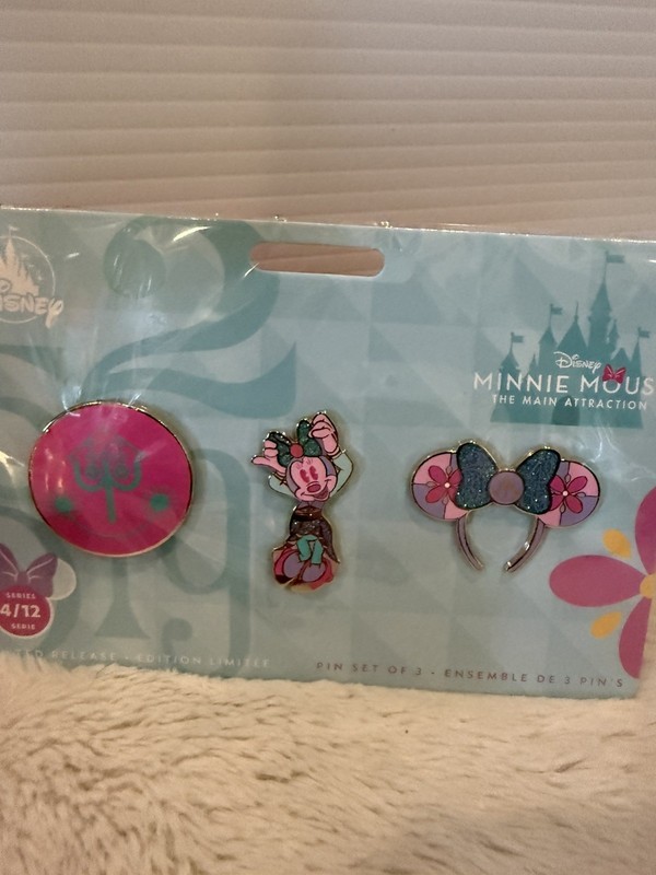  Disney Minnie Mouse THE MAIN ATTRACTION PIN SET SMALL WORLD #4-12 April 
