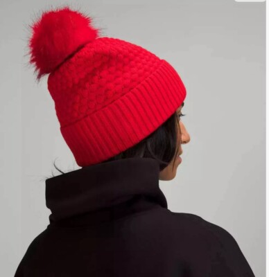 ? NWT Lululemon Bubble Knit Pom Beanie Grenadine Red One  display picture 1