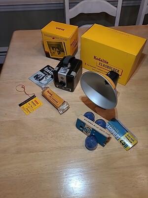 Vintage Kodak Brownie Hawkeye Flash Model Camera (1958) # 177 M,3