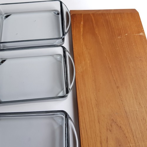 Bandeja danesa para servir madera de teca mediados de siglo platos modernos de vidrio ahumado de colección años 60 - Imagen 17 de 19