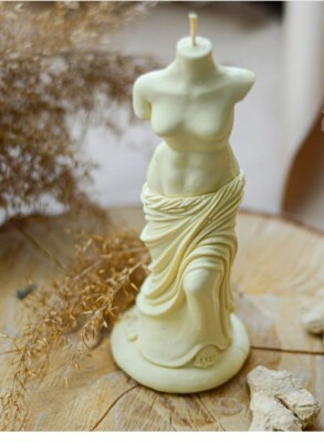 Deko Kerze '' Venus de Milo '' 100% Vegan. Aus Raps-Kokoswahs. 15,5×5.5 cm. 116 g.