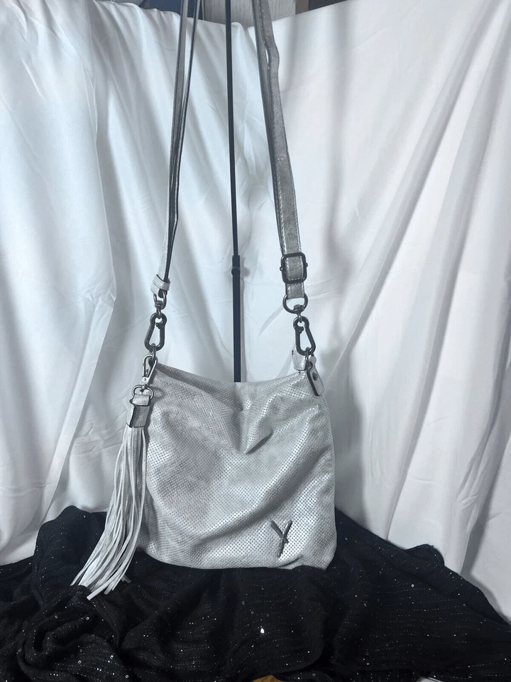 Suri Frey 斜挎包 单肩包 水饺包 钱包 银色 素食流苏 二手状况完好 — 第 2/4 张图片