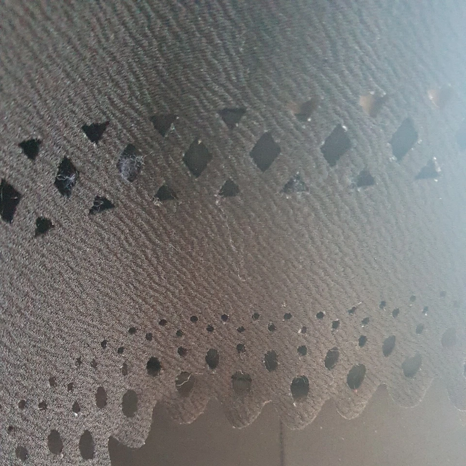 Top Quiz Talla 10 Negro Sin Mangas Con Diseño Recortado Buen Estado Usado Foto 3 de 4