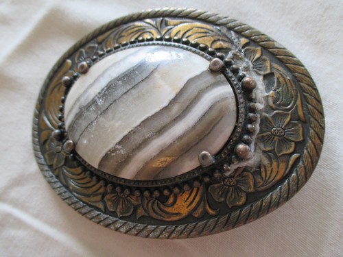 Vintage Brass Color Etched Western Belt Buckle with Stone. Has Been Repaired. - Picture 8 of 11