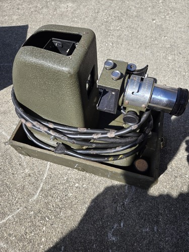 US Army Signal Corps WWII PH-222-C Projector w/Case - Picture 2 of 5