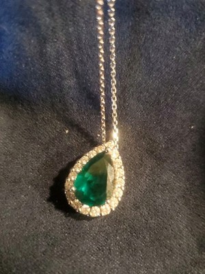 Birne Smaragd & 1/6 ct. tw. Diamant Halo Anhänger in 14k Weißgold Kette