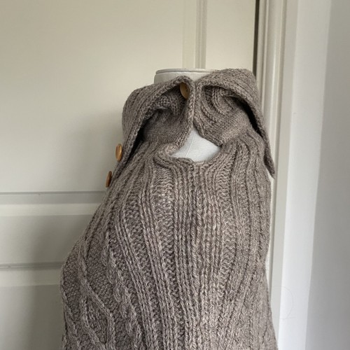 BRITISH WOOL NATURALLY Wool Poncho Aran Cable Knit Cape Oatmeal Traitors Style - Picture 6 of 12
