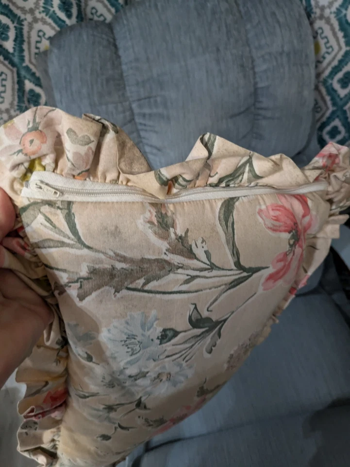 Almohada decorativa vintage con volantes florales de cabaña rosa Laura Ashley Foto 3 de 4