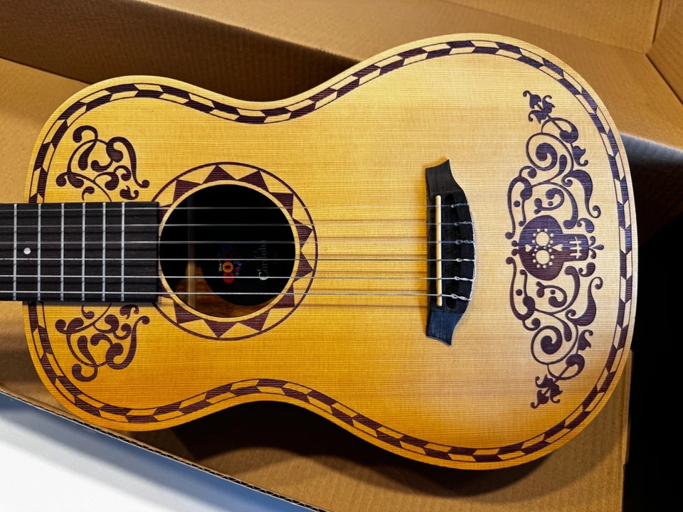 Guitarra Acústica Disney PIXAR COCO Edición Córdoba Mini Abeto + Estuche, Correa Foto 3 de 4