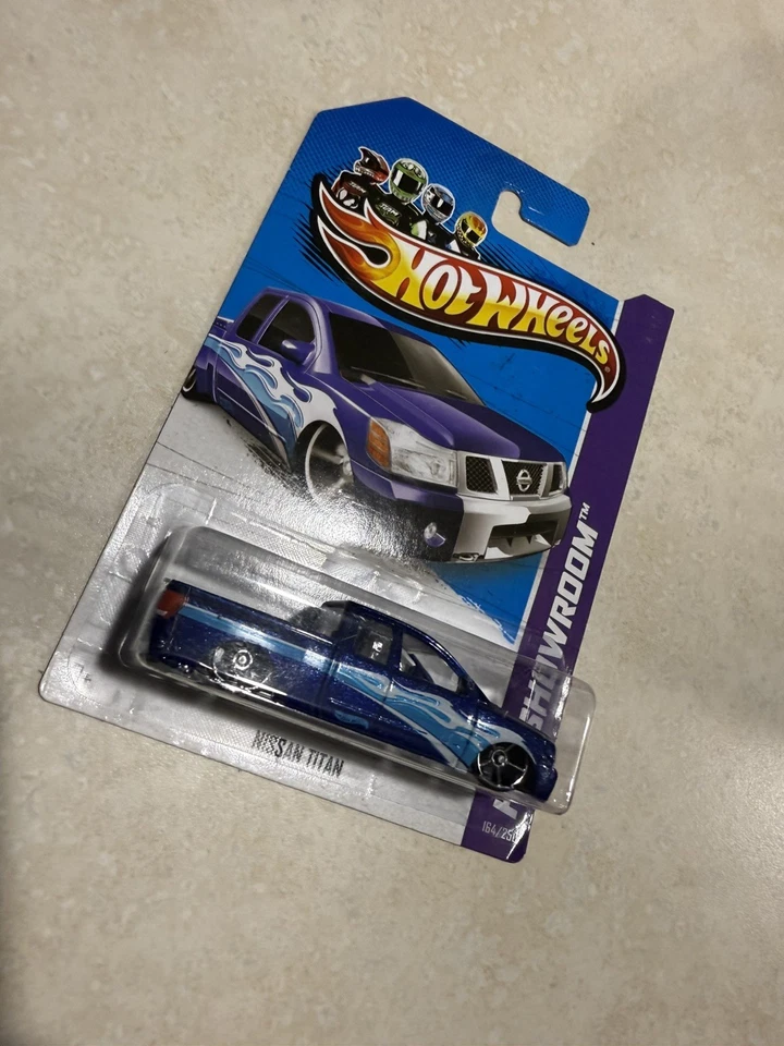 Hot Wheels 2013 HW Showroom Hot Trucks Nissan Titan em azul - Imagem 4 de 4