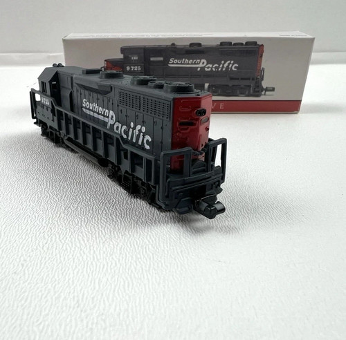 Locomotiva diesel Southern Pacific 9725, modello scala N, vintage 1995, nuova con scatola - Foto 4 di 10