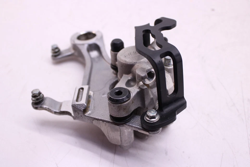 22-24 SUZUKI RMZ450 OEM CONJUNTO PINZA FRENO TRASERO. Foto 3 de 4