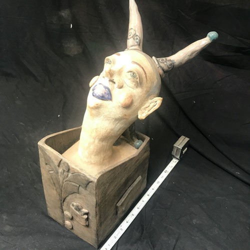 Joker Keramik Handarbeit Narrenkopf in Schubladenwiege  - Bild 1 von 12