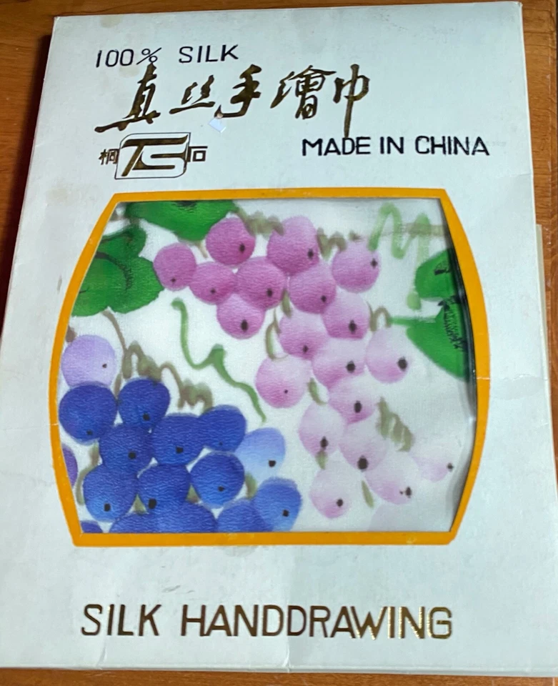 New in Package Tongshi chinese silk handdrawing scarf 100" silk 31"x31" Foto 2 de 4