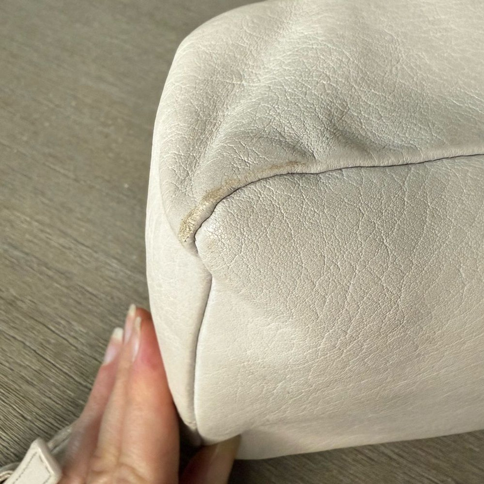 Borsa per fotocamera YSL Saint Laurent in pelle di agnello monogramma piccola Lou bianca