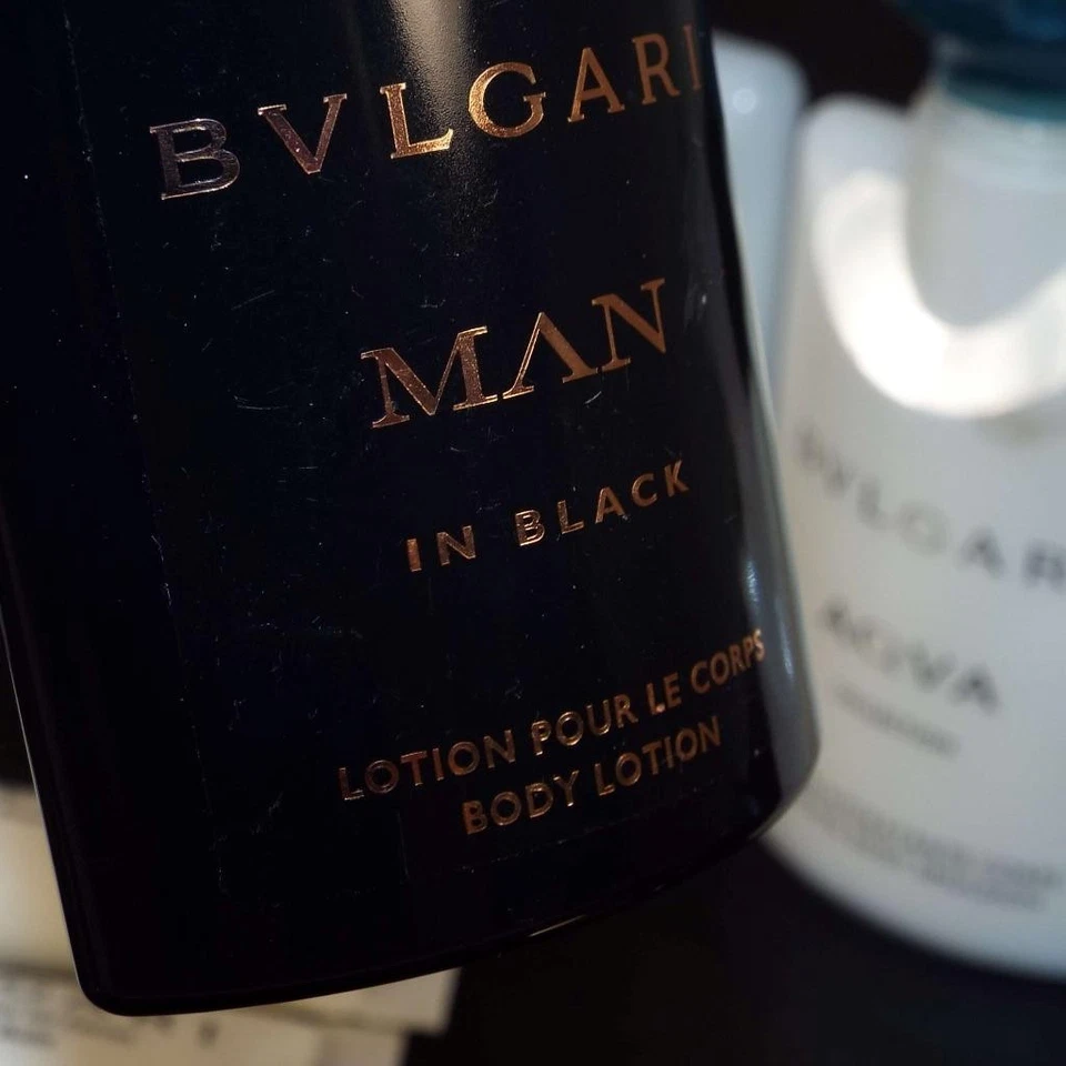 Hombre BVLGARI Aqva Omnia Hombre en Negro y Bálsamo Labial EMIRATOS Tejidos Lote Compacto Foto 4 de 4