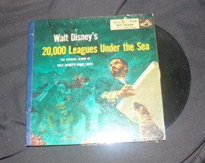 Walt Disney's 20,000 Leagues Under the Sea 45RPM Record set & book! WY-4004