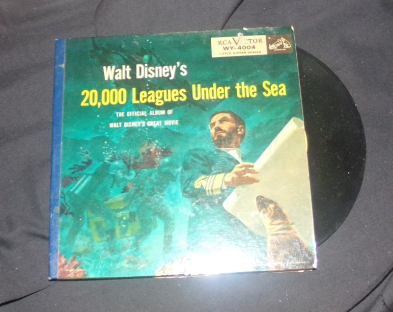 Walt Disney's 20,000 Leagues Under the Sea 45RPM Record set & book! WY-4004
