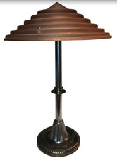 LELEU Lampe art déco en métal argenté & verre satiné à décor de gradins Signée