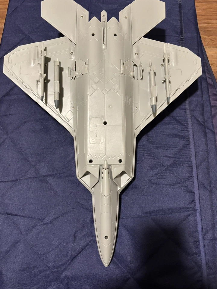 True Hero F-22 Raptor aeronave escala 1 18 BBI Elite Force compatível RARO  - Imagem 2 de 4