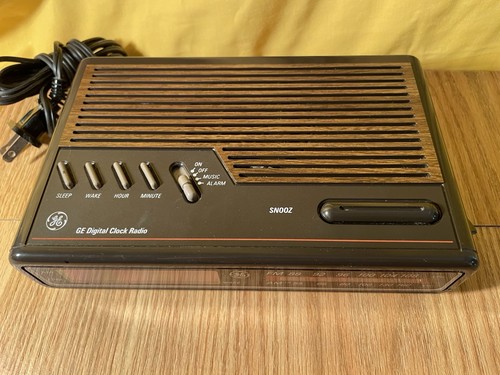 Vintage GE Model 7-4612B Woodgrain Digital Alarm Clock Radio - AM/FM - TESTED - Picture 2 of 7