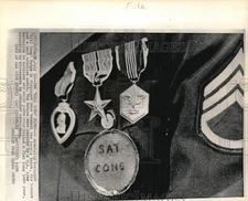 1970 Press Photo "Kill Cong" badge & military medals - pim00490