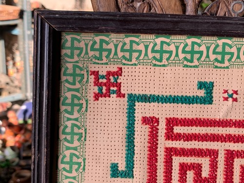 Vintage Handmade Indian Saathiyo Swastik Symbol Thread Embroidery Wooden Framed - Picture 3 of 8