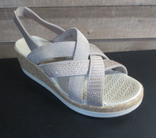 BZEES WOMEN'S STRAPPY WEDGE TAN SANDALS - 8 1/2 WIDE
