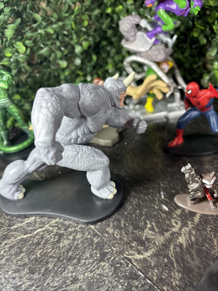 12 mini estatuas de PVC y metal de superhéroes y villanos de Marvel Foto 2 de 4