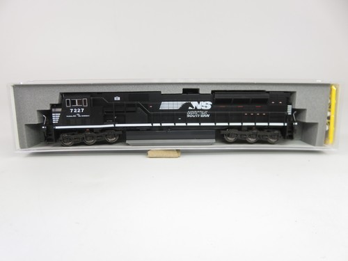Kato 176-5518 N Scale Norfolk Southern EMD SD80MAC Diesel Locomotive #7227 NIB - Picture 2 of 4