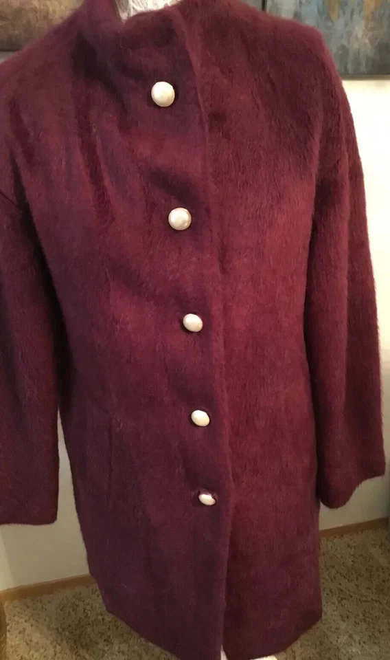 NUEVO CON ETIQUETAS KATE SPADE Abrigo Piel Sintética Peluche Botón Perla Talla Pequeña Vino Borgoña Nuevo con Etiquetas Foto 4 de 4