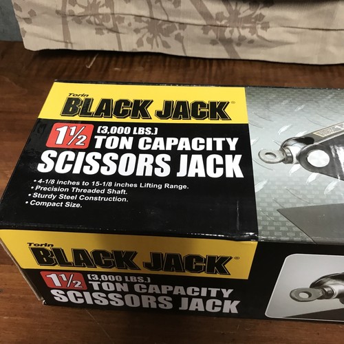 Torin Jacks 1.5 Ton Scissor Jack - Picture 3 of 4