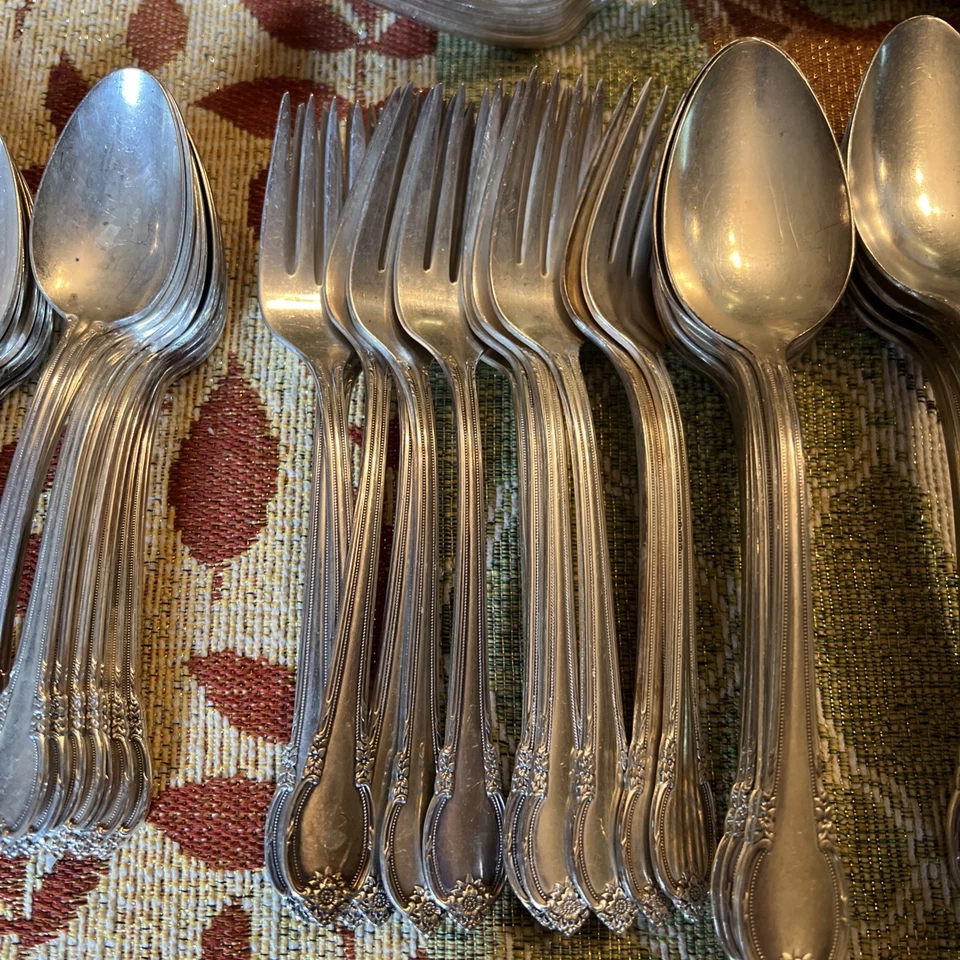 Cubiertos de 92 piezas con patrón de recuerdo plateado Rogers Bros 1847 Foto 3 de 4