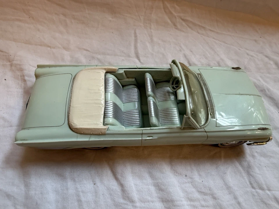 1961 FORD GALAXY SUNLINER CONVERTIBLE. HT 1/25 scale PROMO BY AMT-MET.GREEN - Image 3 of 4