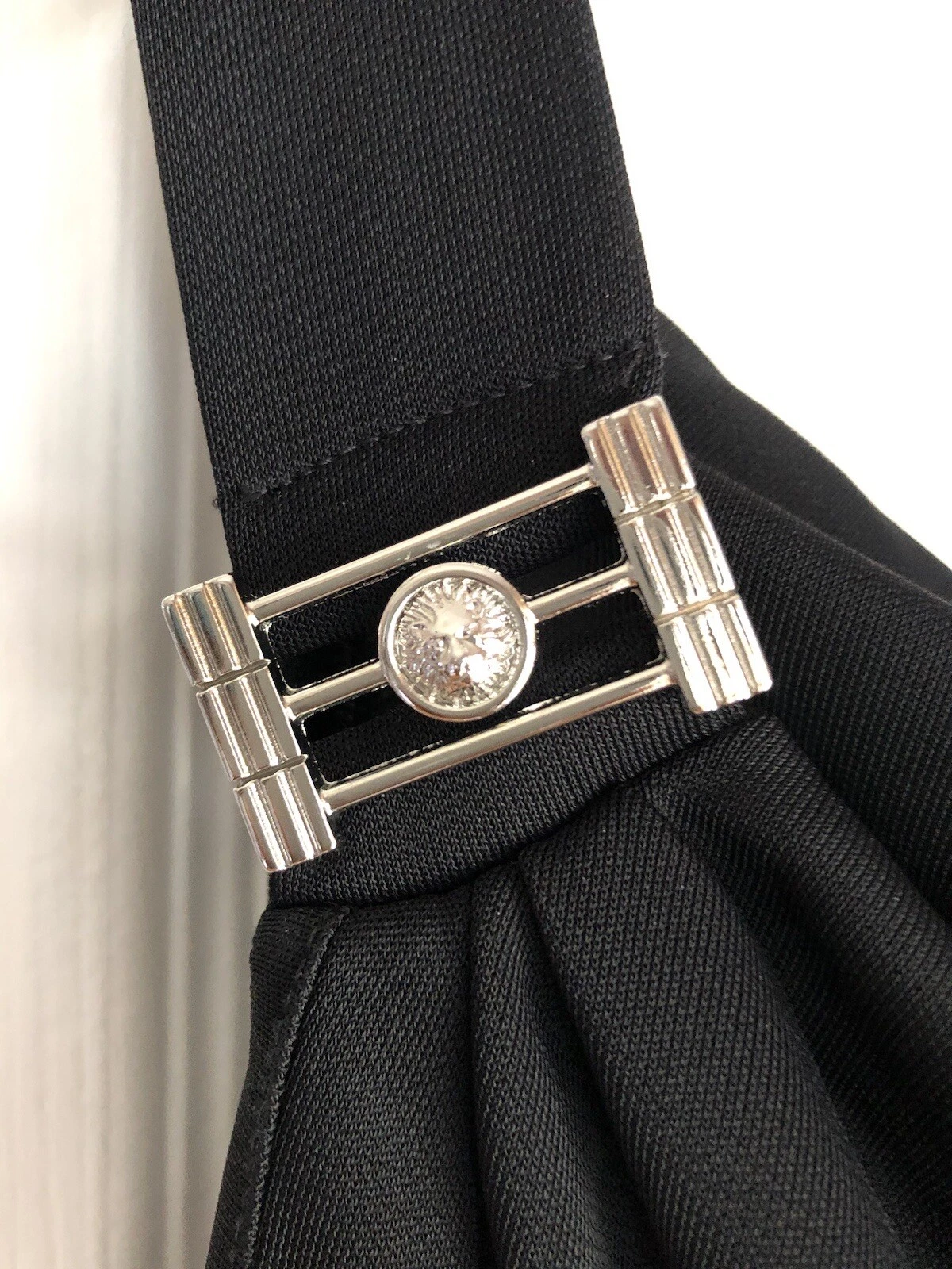 Abito da cocktail Versace Versus asimmetrico drappeggiato nero Medusa taglia 38 2