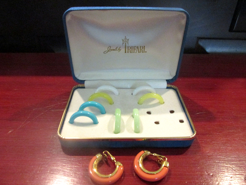 VINTAGE TRIFARI CROWN JEWELS INTERCHANGEABLE HOOP EARRINGS ORIGINAL BOX COMPLETE - 第 1/11 張圖片