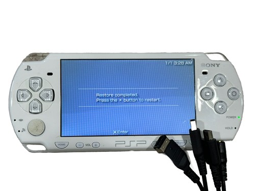Sony PSP 2000 Bundle White Star Wars Battlefront Darth Vader Edition W/ EXTRAS - Picture 7 of 9