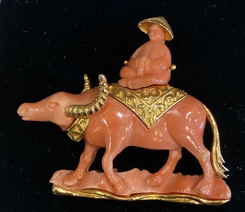 BROCHE DE COLECCIÓN HATTIE CARNEGIE CHAPADO EN ORO PARA HOMBRE EN UN BUEY - Imagen 4 de 4
