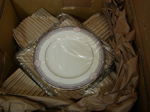 NORITAKE 9748 STANFORD COURT SET STOVIGLIE 20 PEZZI NUOVO IN SCATOLA APERTA - Foto 4 di 12
