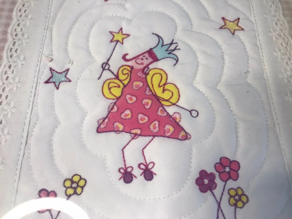 Juego de dos cuadros enmarcados de hadas acolchados Laura Ashley decoración de habitación infantil Foto 3 de 4