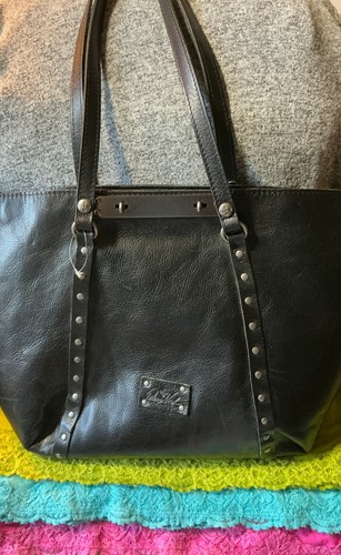 Bolso de Mano Patricia Nash Benvenutlo Cuero Italiano Negro Tachonado Doble Giro Bloqueo