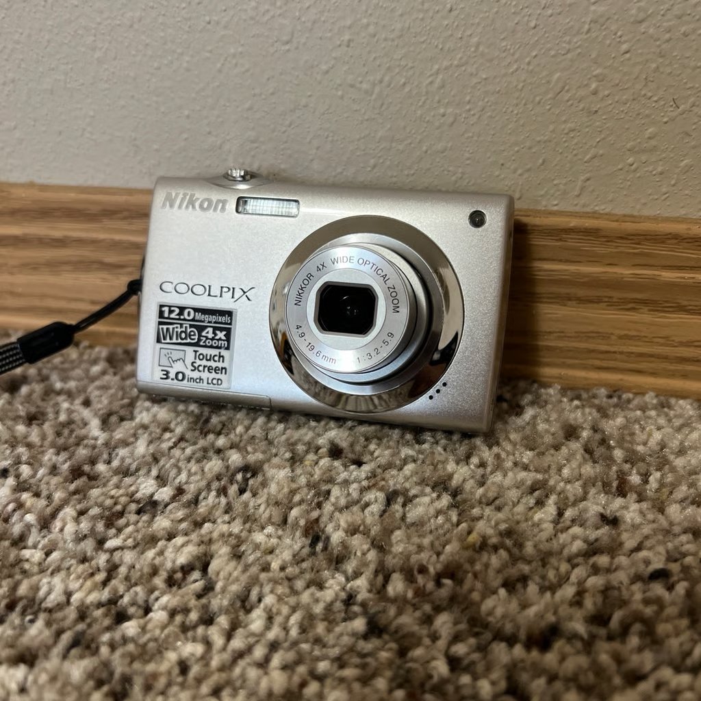 Nikon Coolpix S4000 Silver Digital Camera W/ Battery and Nikon Coolpix S4000 Silver Digital Camera W/ Battery and