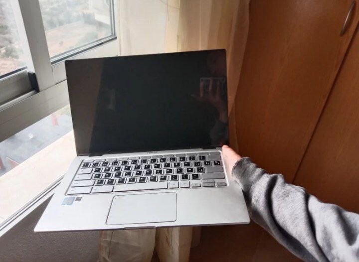 ASUS Chromebook Flip C434T 12.5-inch Silver Laptop in Good Condition-image