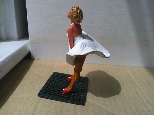 Andrea o similare, Marilyn Monroe 100mm, personaggio sexy in metallo, ad alcuni piace caldo - Foto 3 di 5