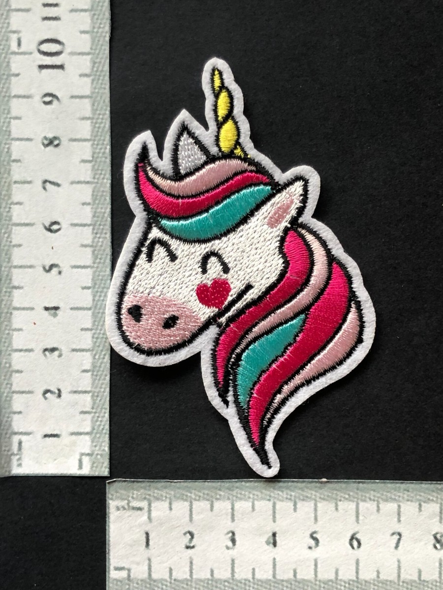 Autoadesivo Della Toppa Del Ricamo Dell'unicorno Di Fantasia Il Cavallo Che Viola Rosa Della Criniera Il Fiore Sistema Il Papavero Image92891977