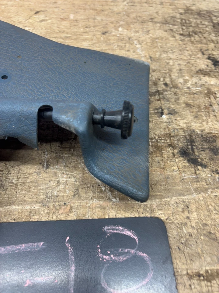 Chevrolet GMC 1973 1980 K5 C10 K10 K30 ventilación izquierda panel pateador moldura azul derecho Foto 2 de 4